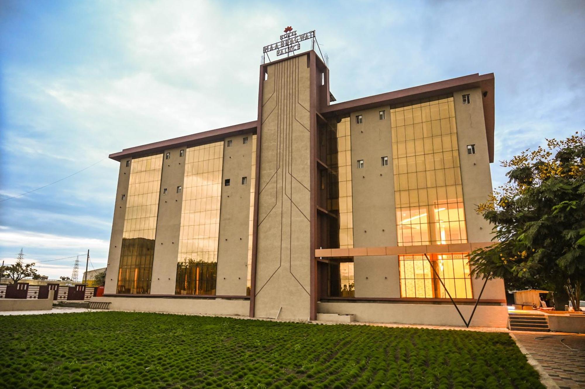 Hotel Maa Bhagwati Palace Khandwa Екстериор снимка